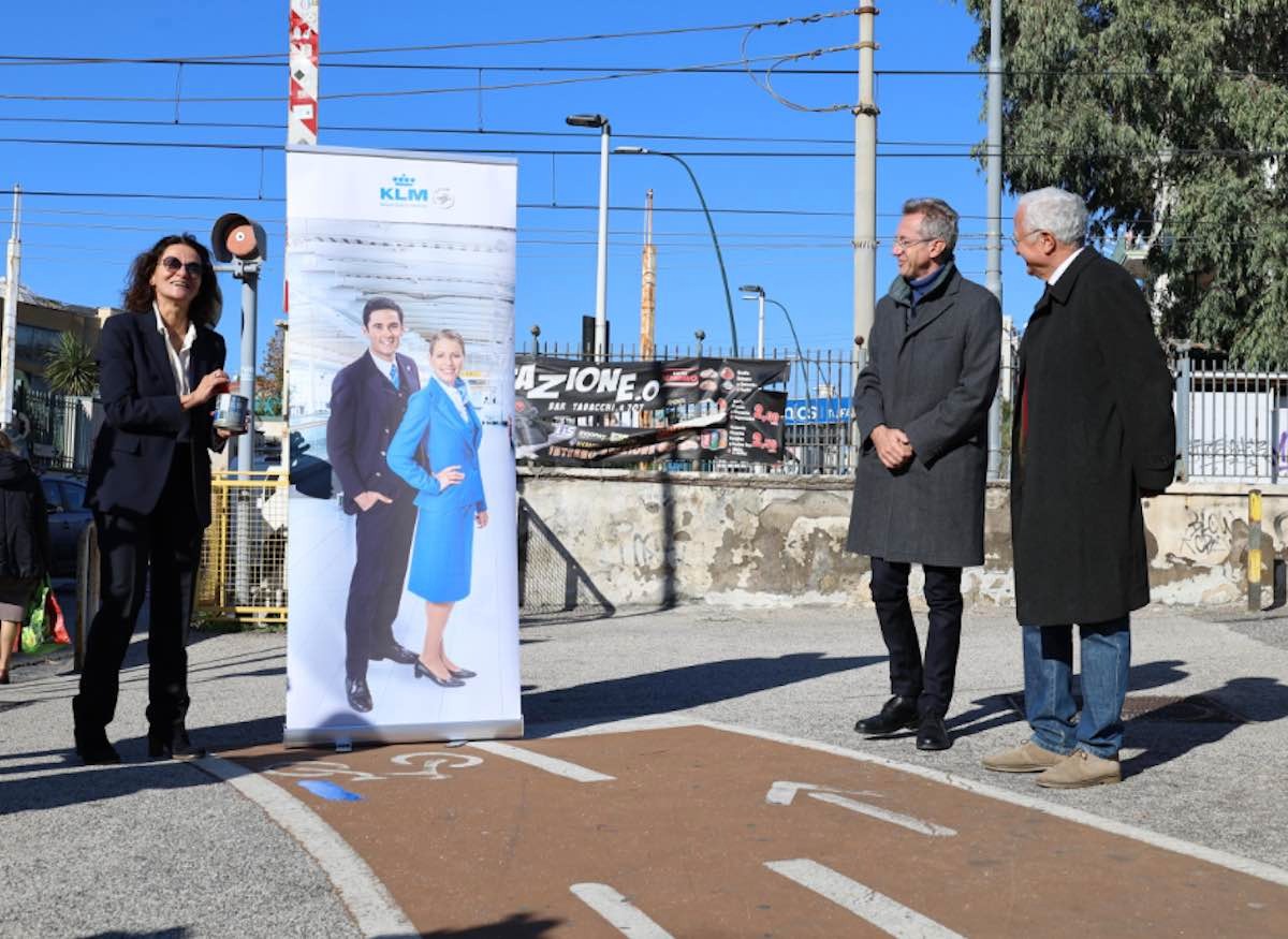 KLM adotta la pista ciclabile di Agnano per promuovere la mobilità sostenibile a Napoli.