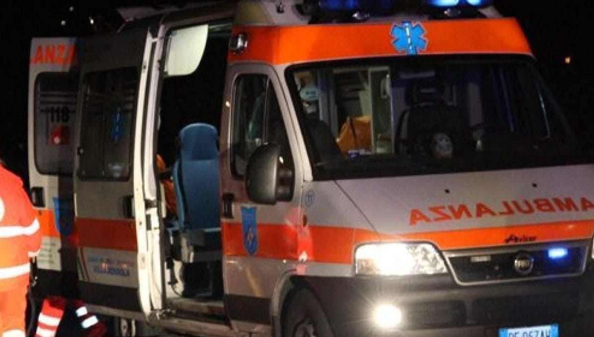 Napoli: finestrino ambulanza rotto a bastonate