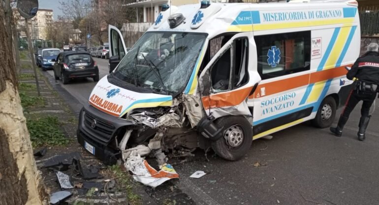 Castellammare, ambulanza sbanda e si schianta contro albero: feriti autista e infermiere