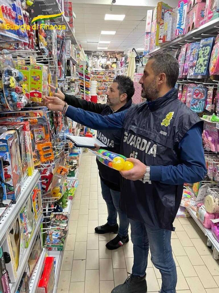 A Benevento la Guardia di Finanza sequestra 12mila giocattoli pericolosi