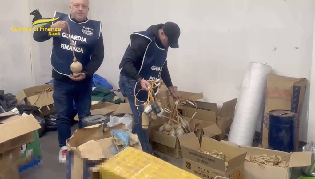 Qualiano, scoperta “la bomba provoloncino” da mezzo chilogrammo: 2 arresti