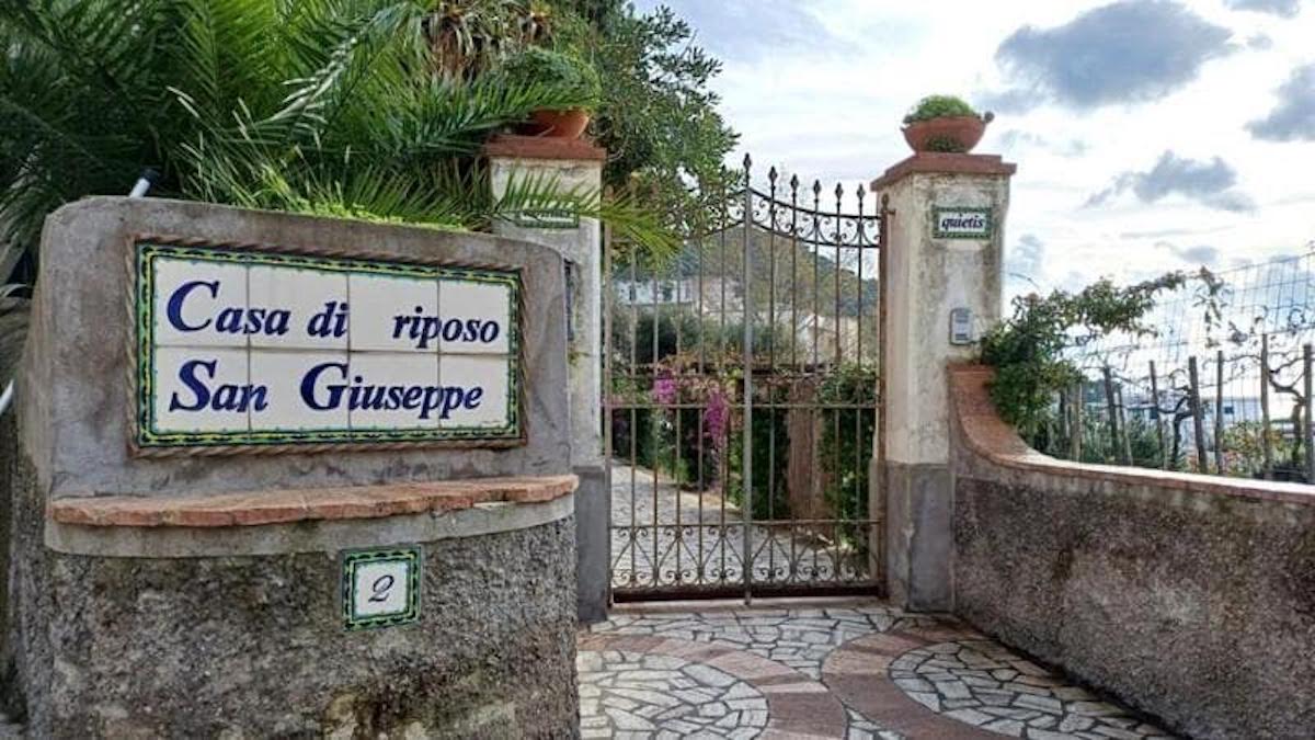 Licenziamento di Capri dal parroco per segnalare disfunzioni nell’assistenza anziani