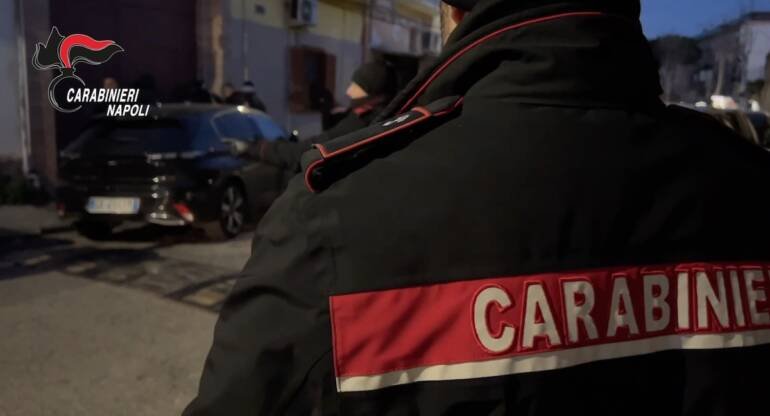 Napoli e provincia: nel 2023 i carabinieri hanno arrestato 10 persone al giorno e denunciate 33
