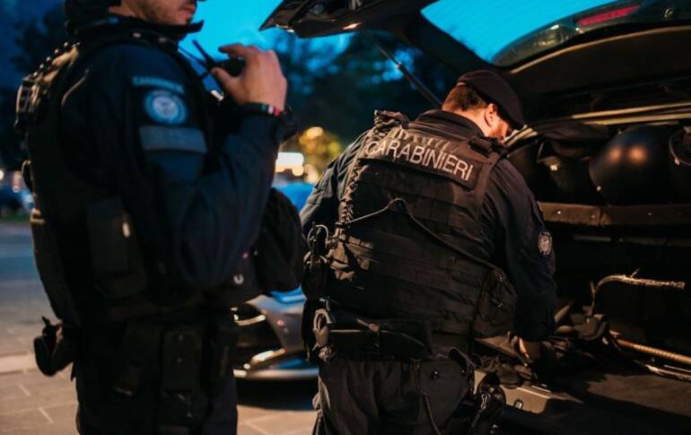 Napoli, scoperta la banda delle truffe online dei capi di abbigliamento