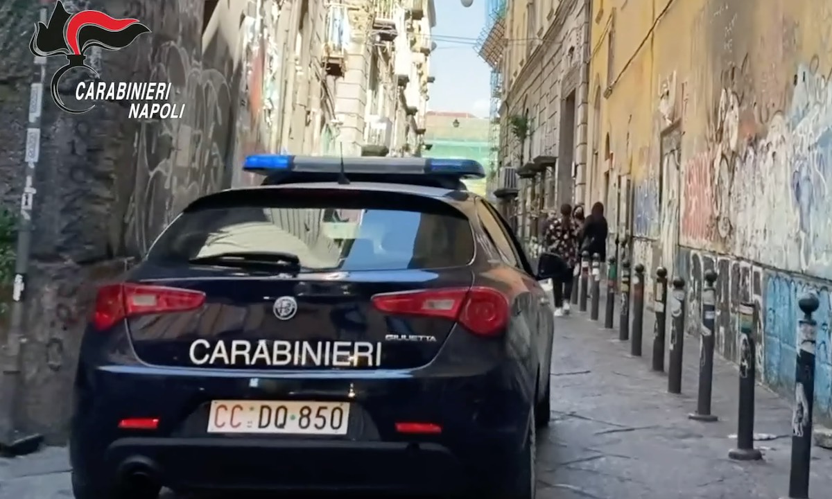Napoli, “Uccido te e tuo padre, tu devi stare con me”: arrestato 19enne dei Quartieri Spagnoli