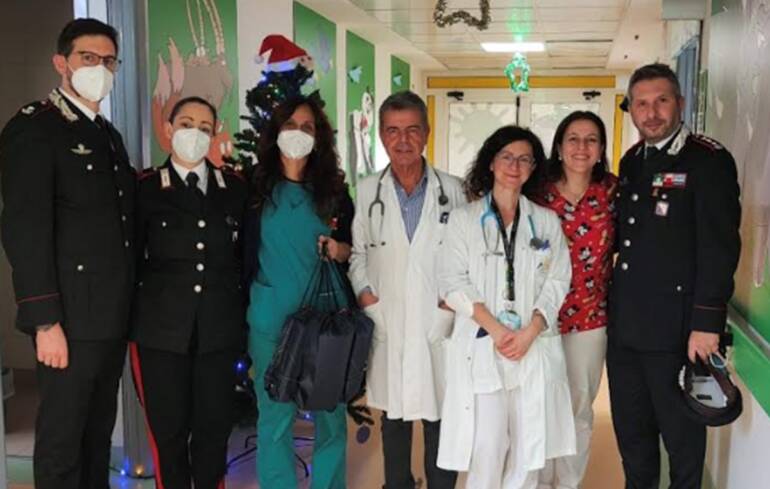 A Caserta i carabinieri portano doni in ospedale ai bambini del reparto pediatria