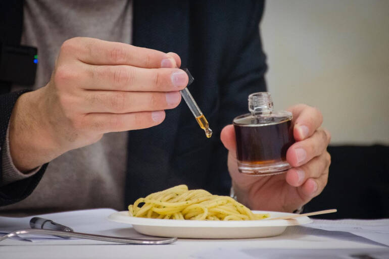 A Cetara si festeggia la colatura di alici nella XIV edizione del ‘Premio gastronomico Ezio Falcone’