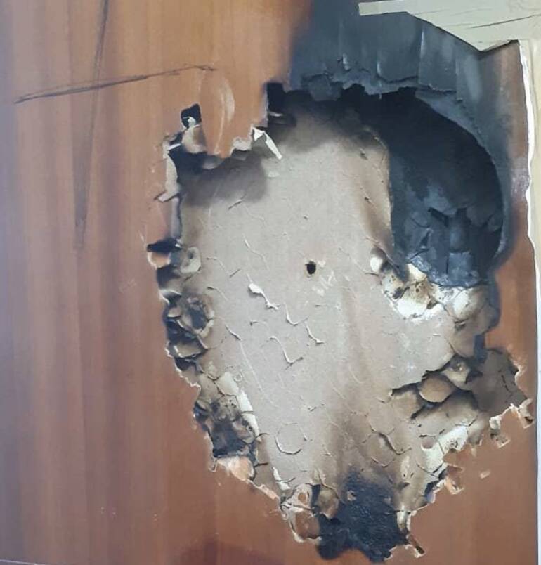 Napoli, bruciano la porta di casa a un’anziana a Chiaiano per costringerla la lasciarla