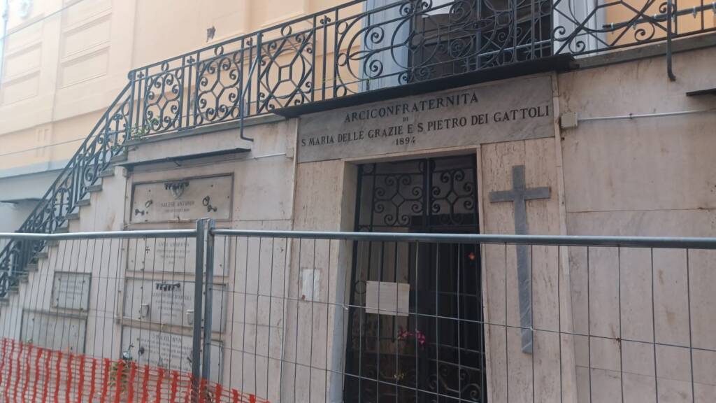 Cimitero di Poggioreale: accesso sbarrato da tre anni nella congrega di Santa Maria del Pianto