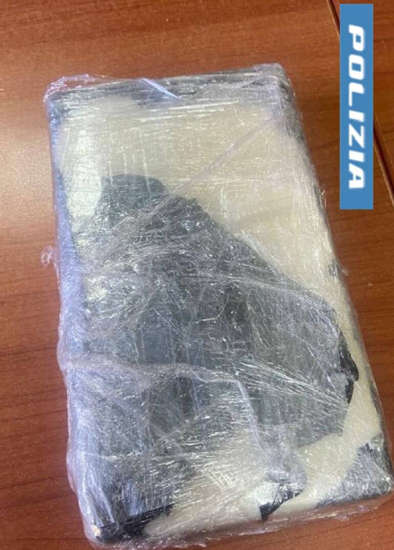 In auto con un chilo di cocaina e fuochi illegali: arrestato a Scampia