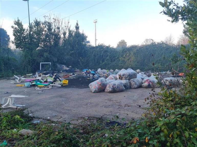 Scampia, discariche a cielo aperto e fumi tossici all’esterno del Galileo Ferraris
