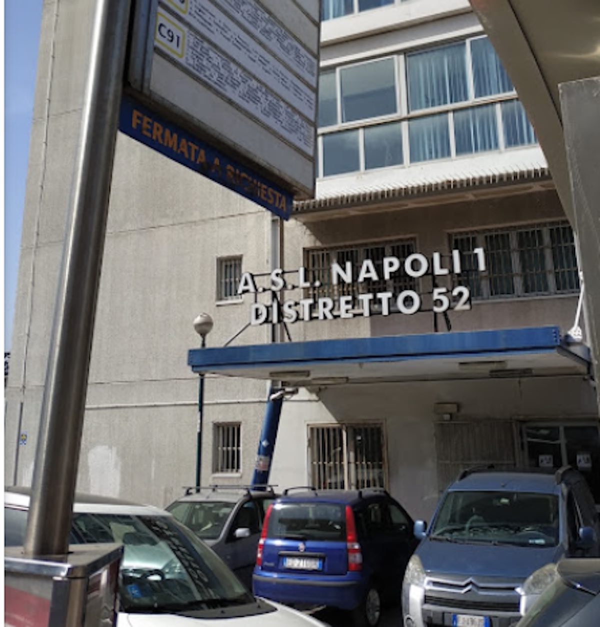Napoli, pretende catetere diversi per la madre e sequestra personale dell’Asl: arrestato 46enne