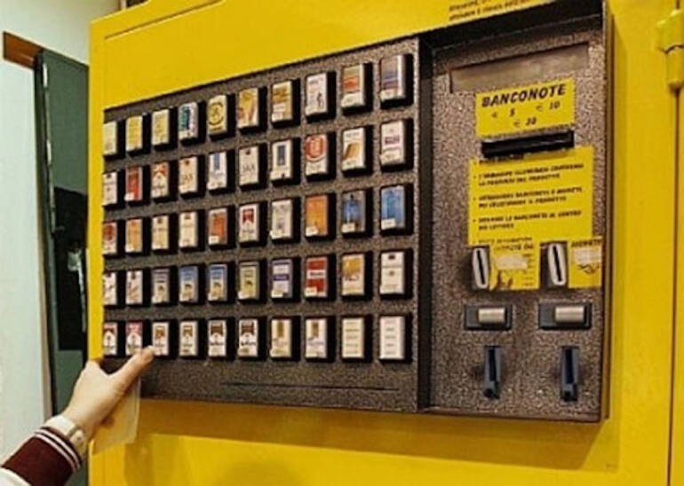 Napoli assaltati distributori sigarette