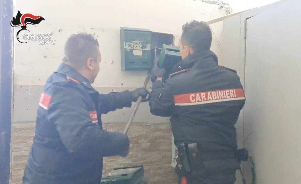 A Caivano droga nascosta nel doppio fondo della cassetta postale