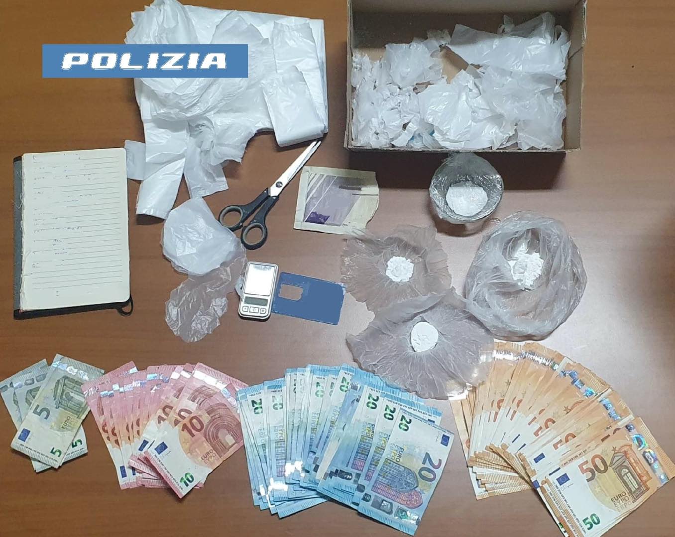 Catturato contrabbandiere con droga in scatola scarpe a Caivano