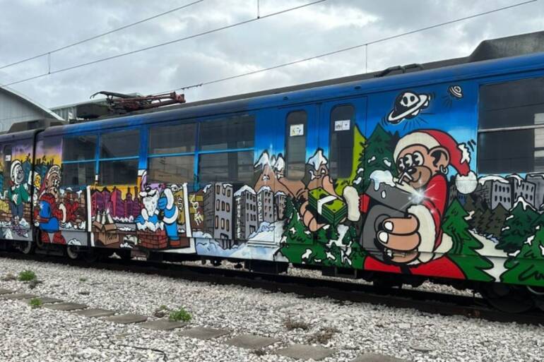 Eav presenta il treno di Natale realizzato dall’artista Pluto