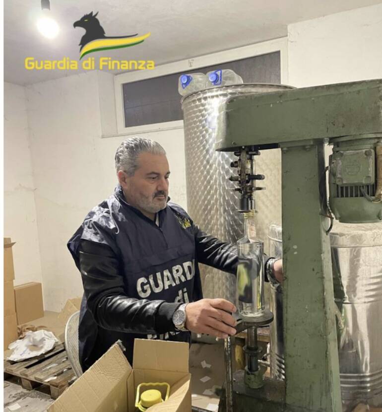 Striano, scoperta fabbrica di falso olio di oliva e di champagne: 2 denunciati
