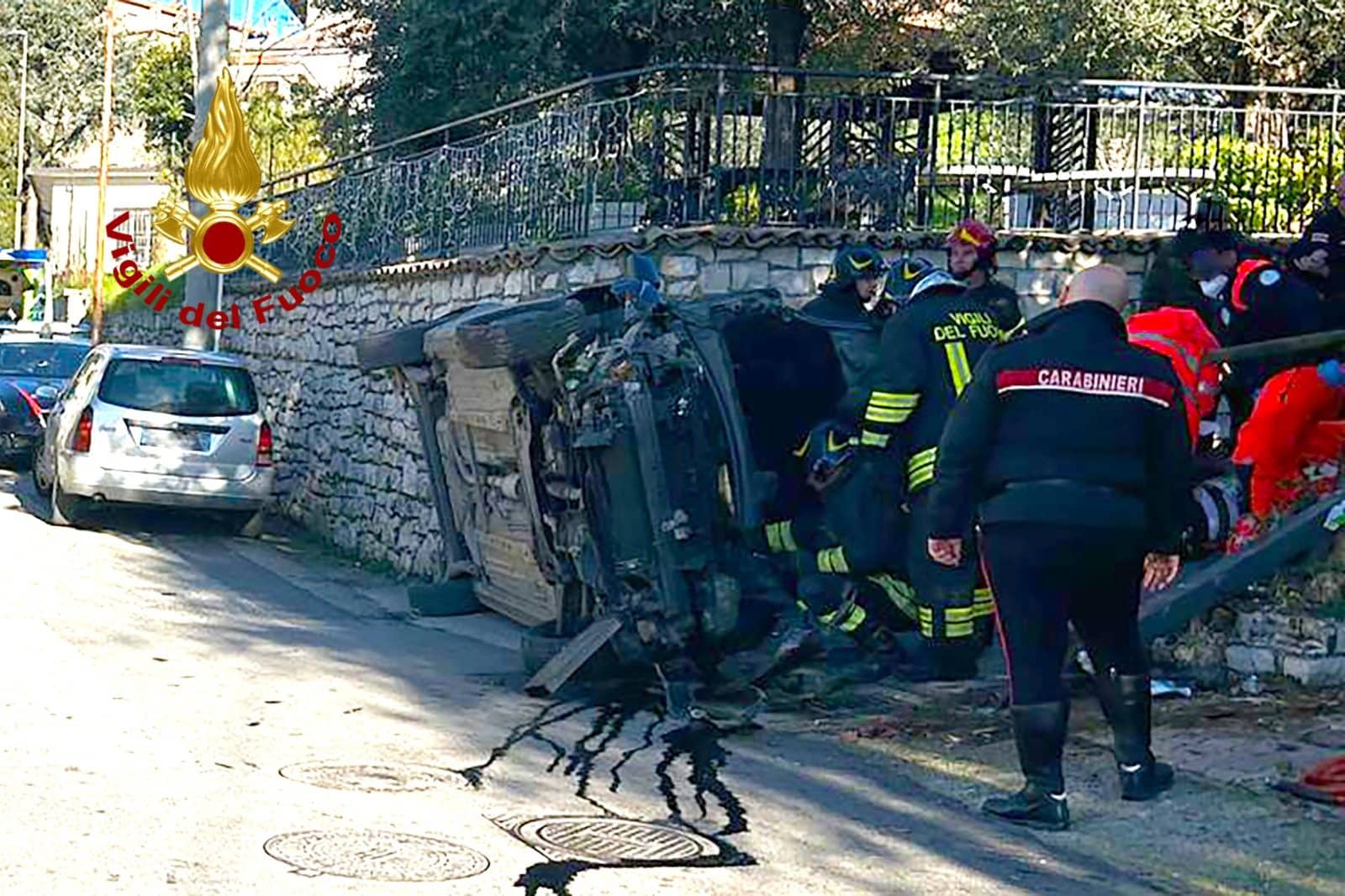 Si ribalta con l’auto contro un muro: 26enne portato in ospedale in eliambulanza