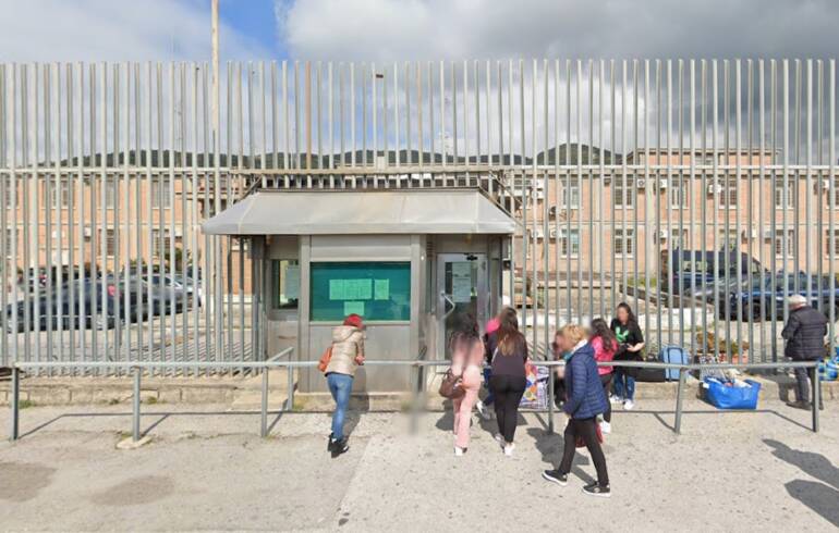 Salerno detenuto sgozza il compagno di cella