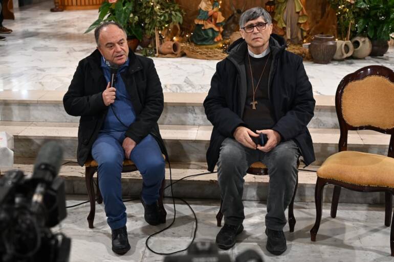 Caivano, don Patriciello: ‘Gente tradita, denunce inascoltate’. Gratteri: “E’ un eroe non lo abbandonate”