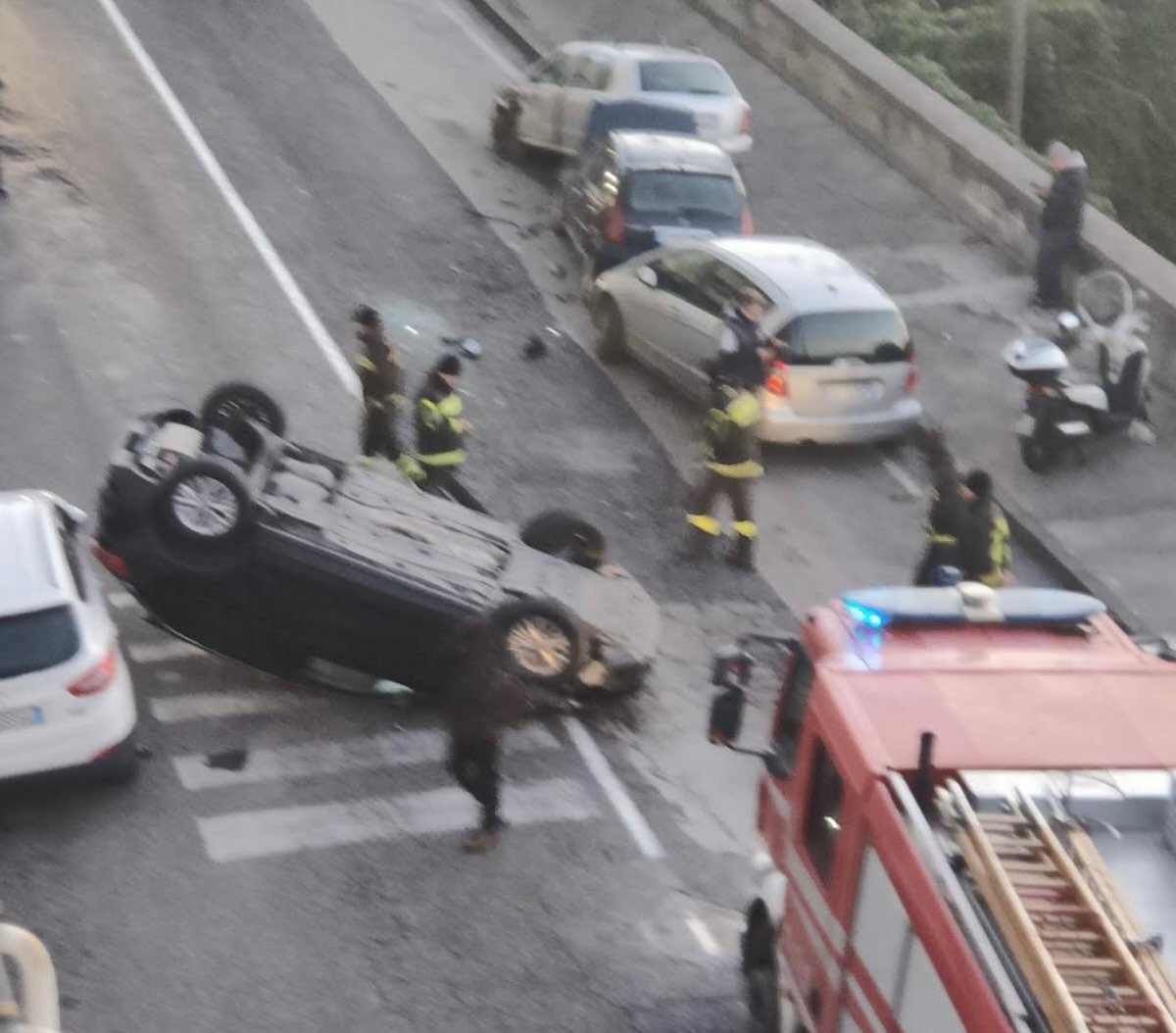Ribaltamento a Napoli: auto in folle velocità distrugge altre due in via Caravaggio