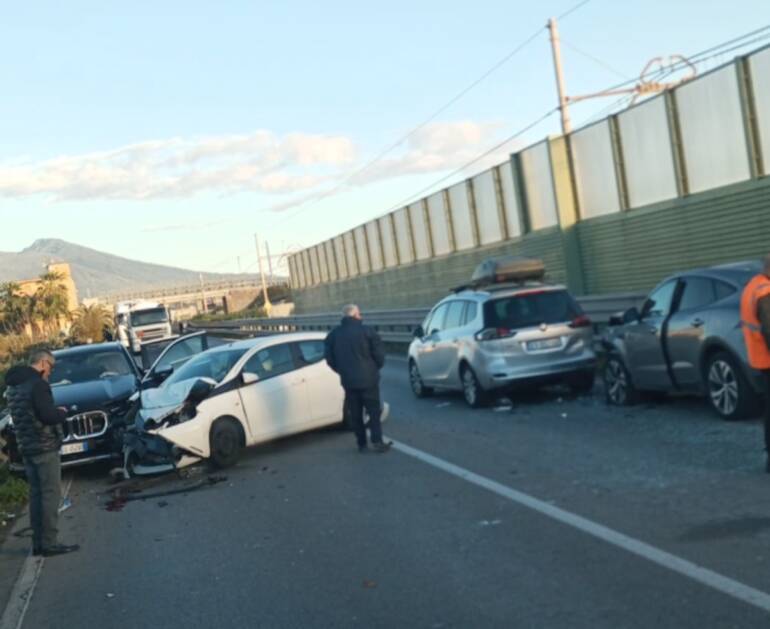 Castellammare, incidente sul raccordo autostradale tra 4 auto: 2 feriti e traffico bloccato