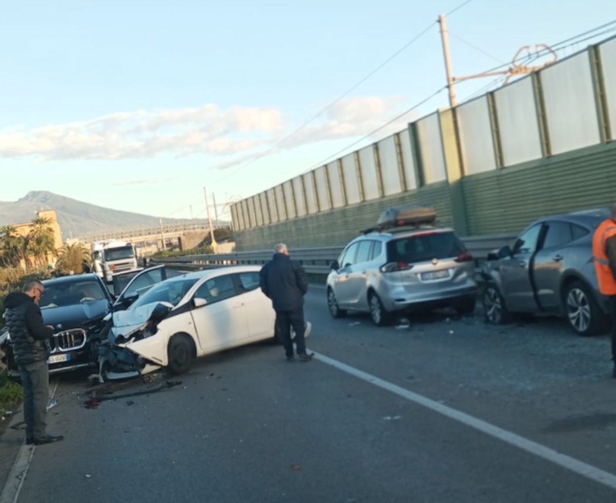 Incidente nel raccordo autostradale di Castellammare: 2 feriti e blocco traffico