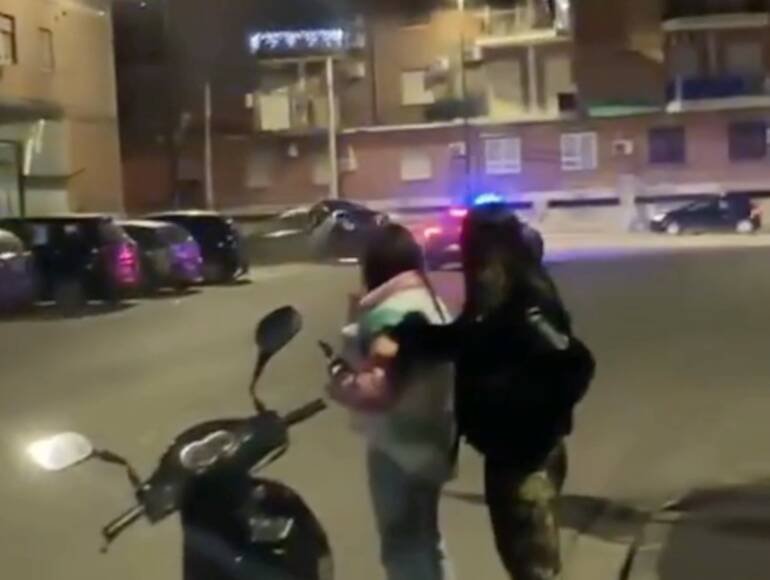 Scampia, virale sul web l’inseguimento tra una Volante della polizia e un’auto 50