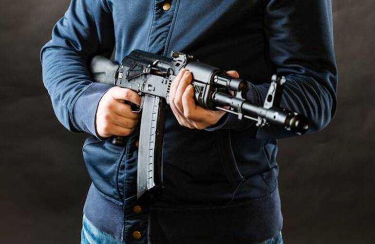 Napoli, stesa a colpi di kalashnikov nella notte a Soccavo