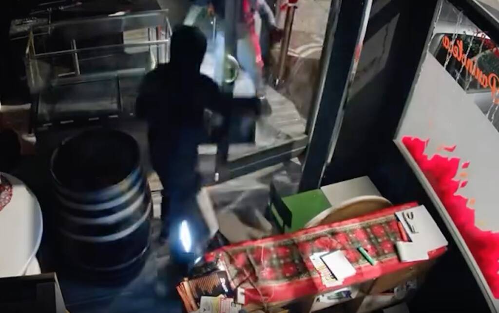 Arzano, ristoratore mette in rete video del furto subito nel suo locale