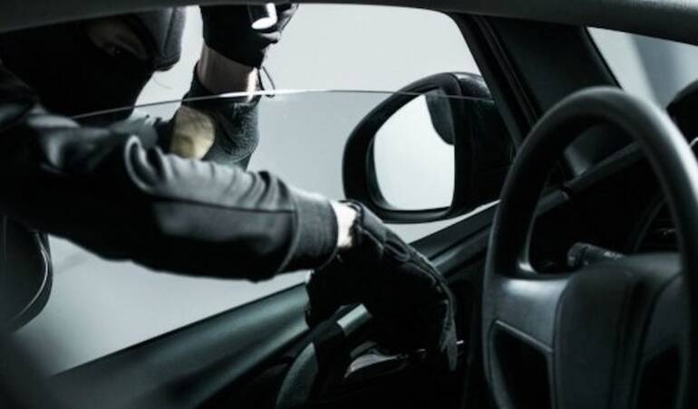 Napoli, ruba auto a una donna: arrestato 47enne