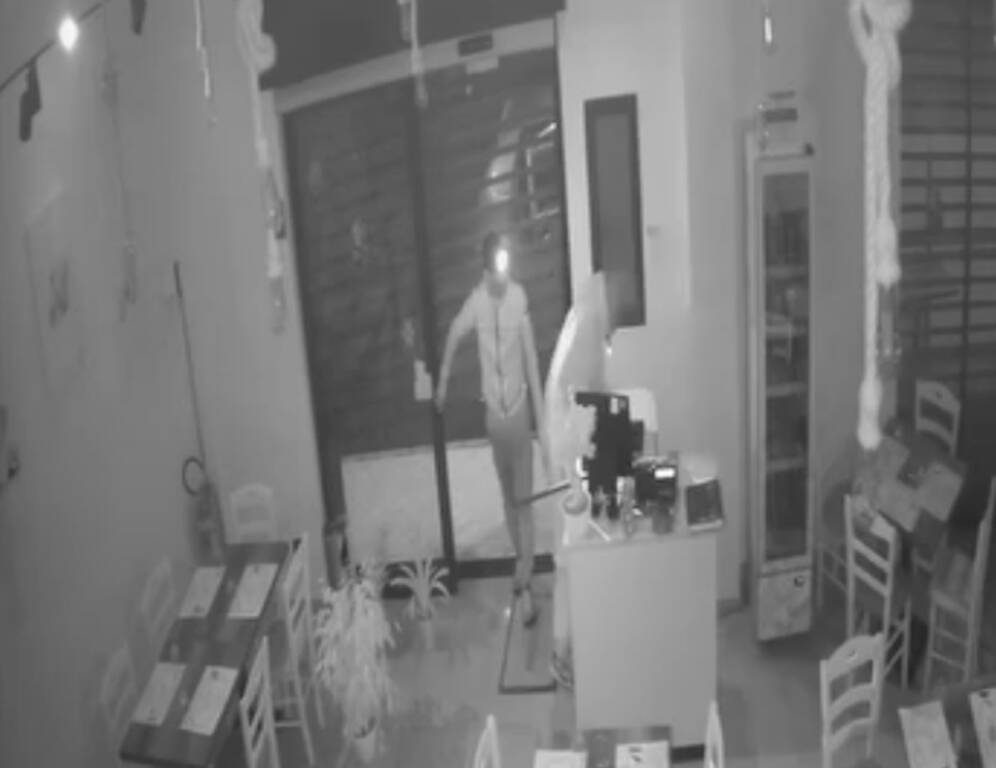 Furto in pizzeria a Casoria, il titolare: “Mi hanno riportato indietro brutti ricordi”