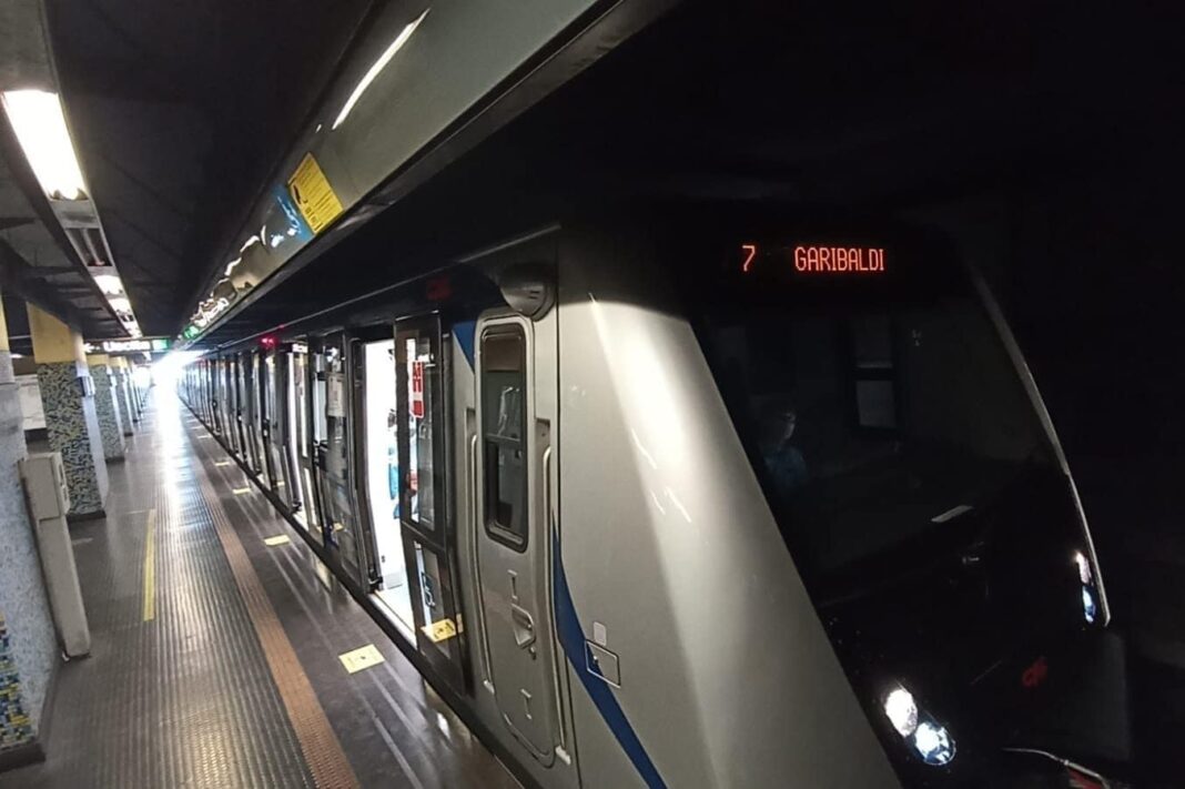 Allarme bomba sulla metro Linea 1, treni sospesi: arrivano gli artificieri, ma era solo un trolley