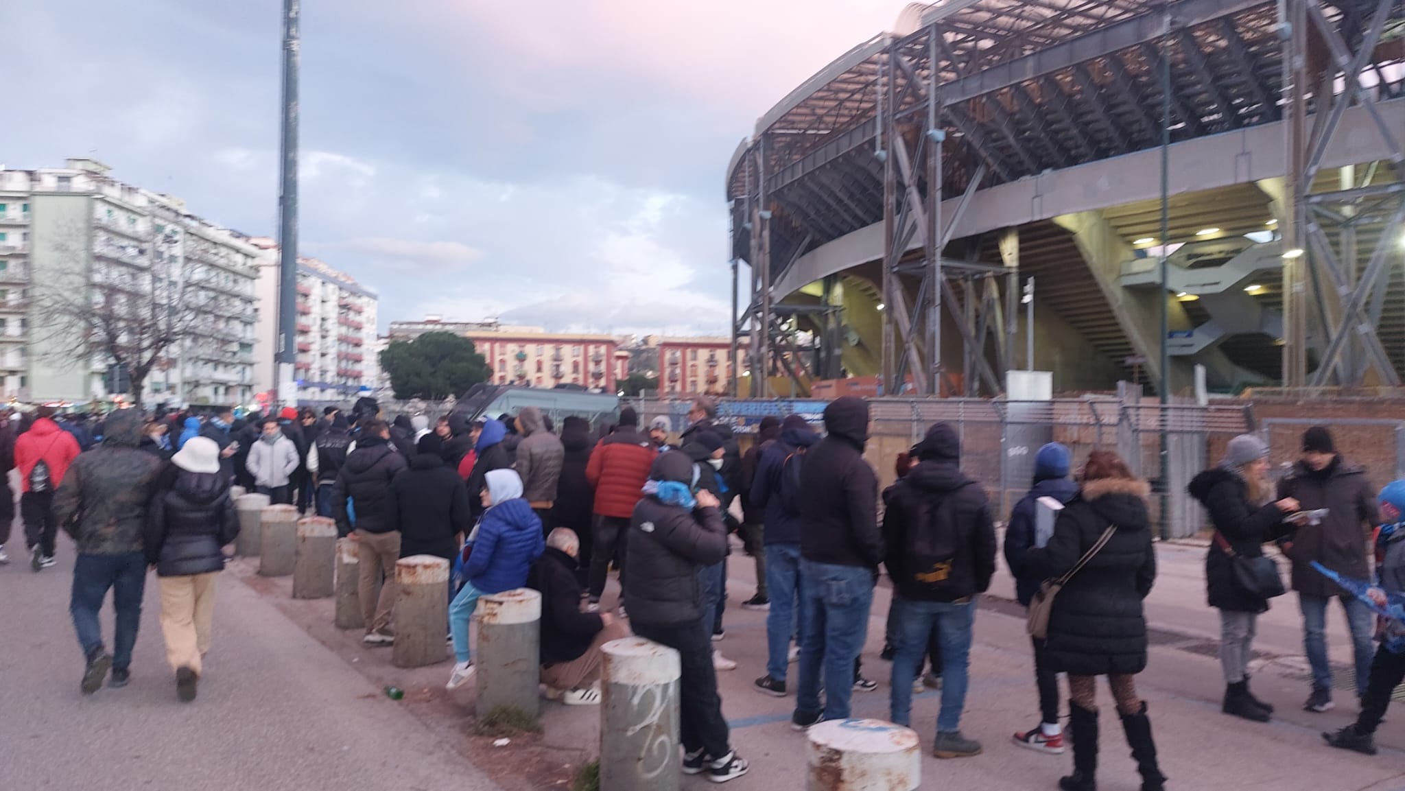 Napoli – Cagliari, partita rinviata di 30 minuti per motivi di sicurezza