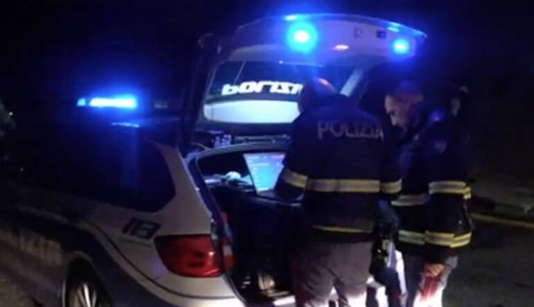 Ladri in fuga dalla polizia investono e uccidono famiglia di tre persone