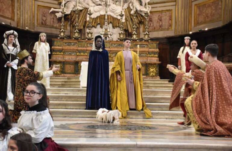 Napoli, al Duomo presepe vivente in abiti storici