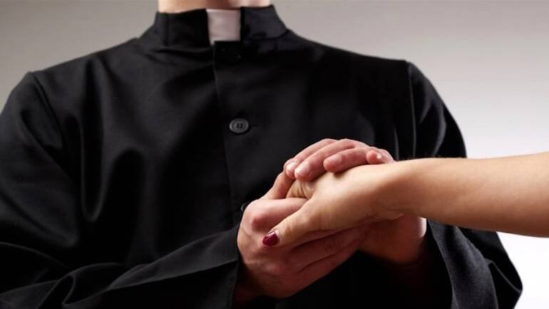 La Curia di Napoli: “Attenti a quei 4 preti”