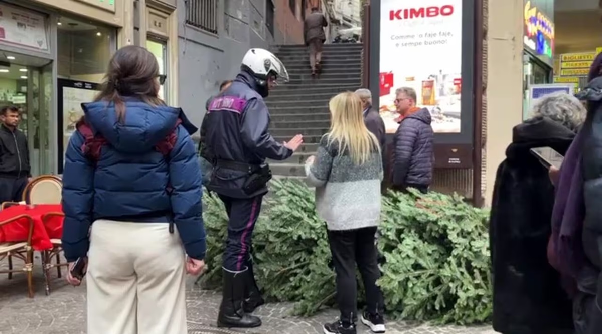 Baby gang tentano doppio raid al Teatro Augusteo Napoli per rubare l’albero di Natale