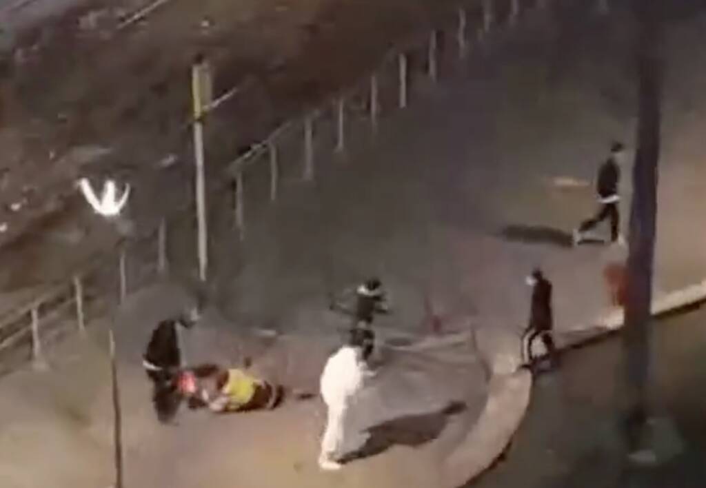 Napoli, picchiata e rapinata da baby gang in piazza Nazionale