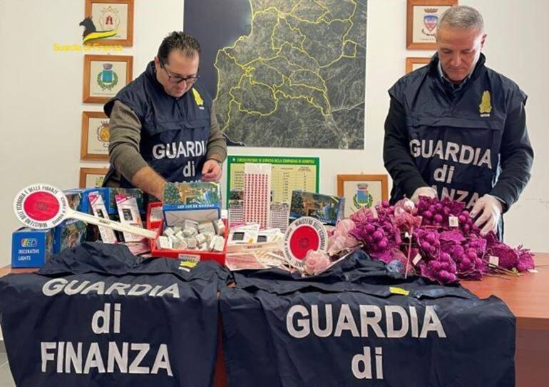 A Salerno sequestrati 11mila addobbi natalizi non conformi