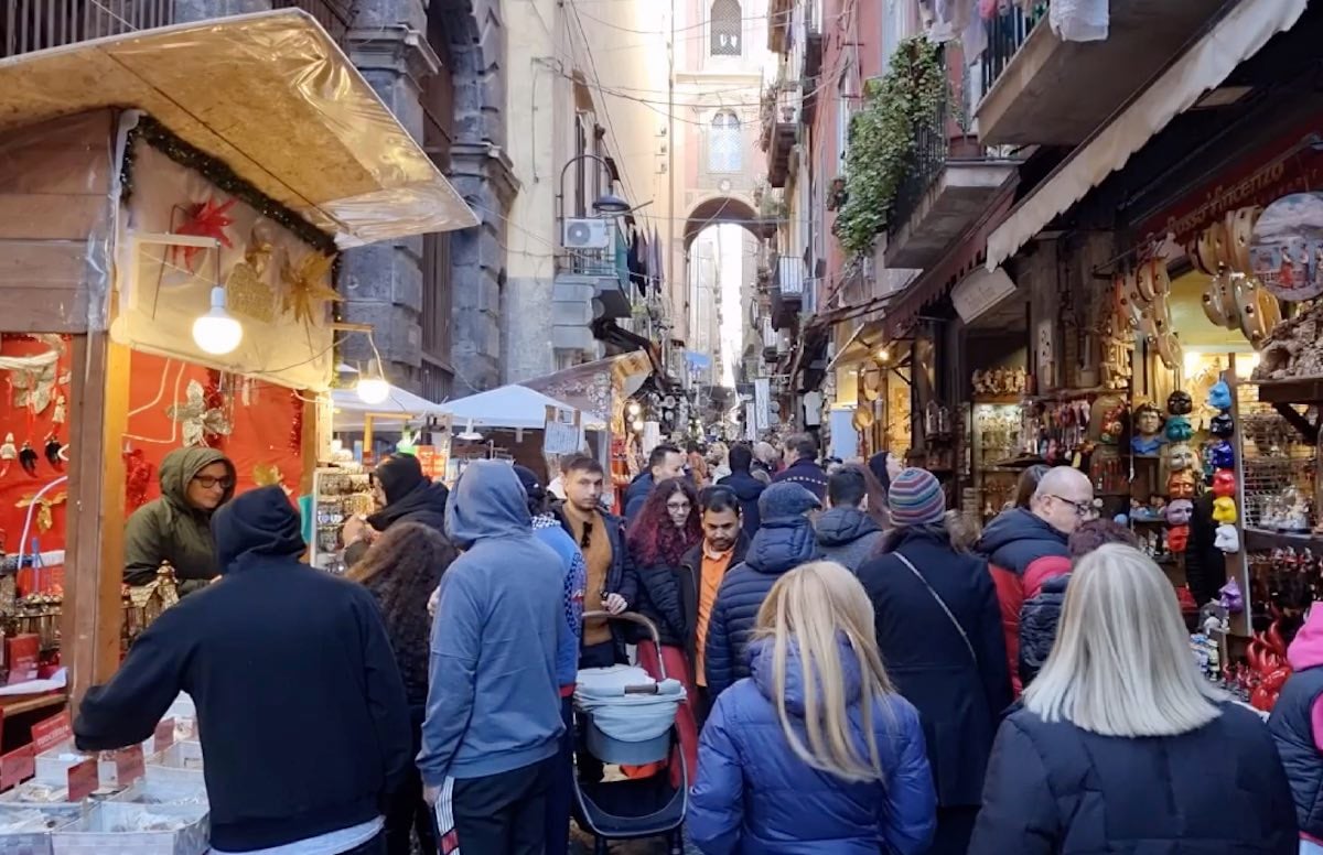 Napoli, sfavillante Sinner mania a San Gregorio Armeno