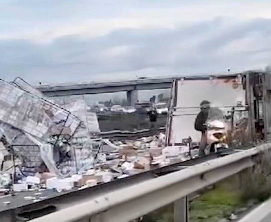 Sciacalli in azione sull’Asse Mediano: ladri rubano i pacchi dal camion ribaltato