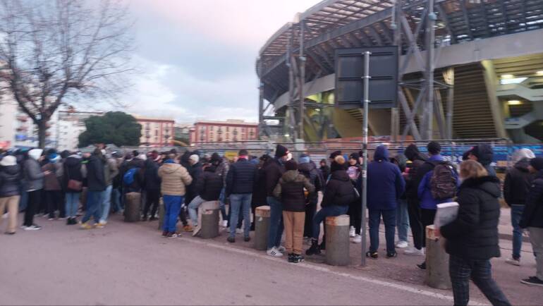 Controlli allo stadio Maradona, 6 parcheggiatori abusivi denunciati e licenze ritirate a 5 tassisti
