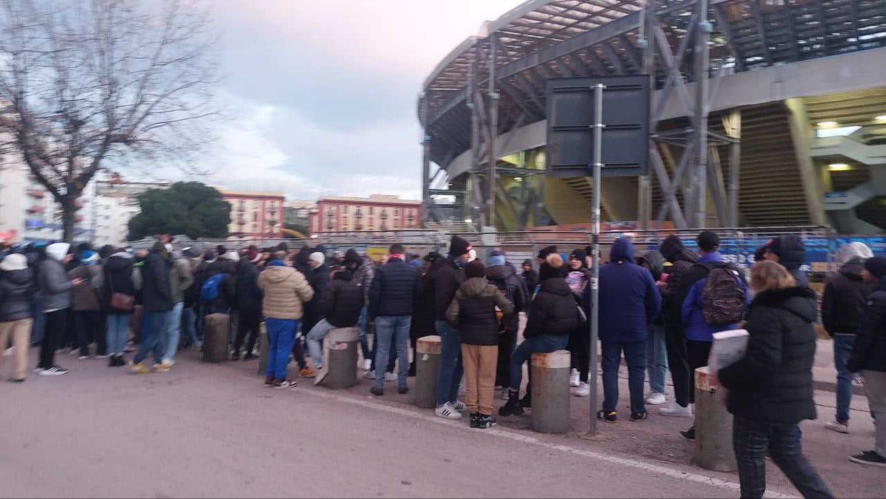Napoli: forte vento danneggia stadio Maradona