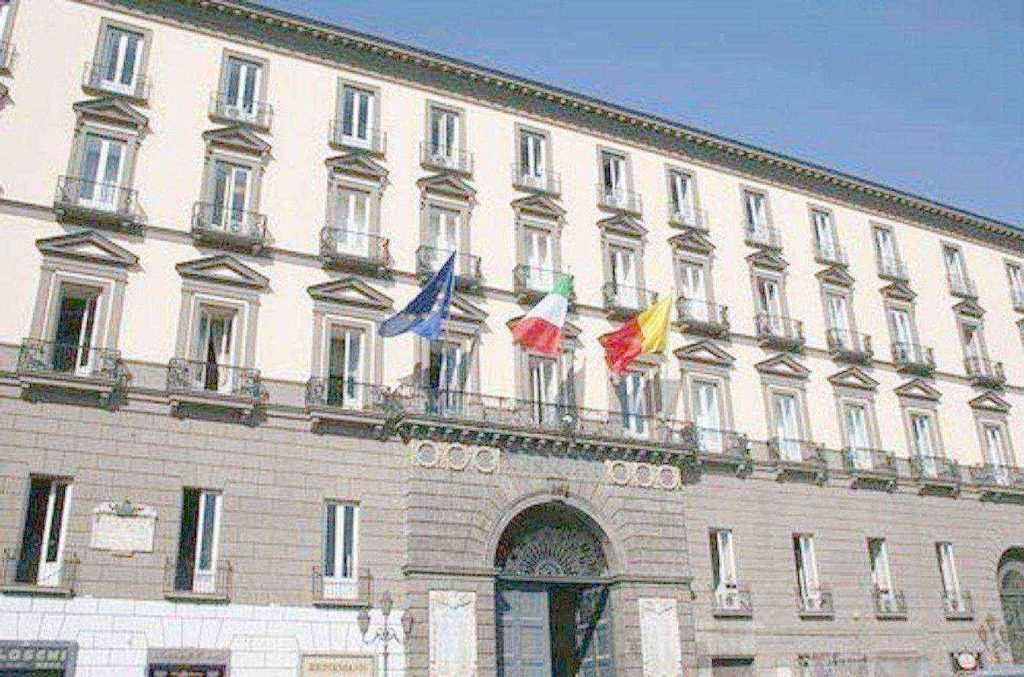 Comune di Napoli, stretta sui social network per dipendenti e utenti