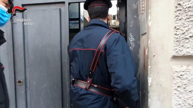 Pizzo ai commercianti di Fuorigrotta per i gadget del calcio Napoli: 4 arresti