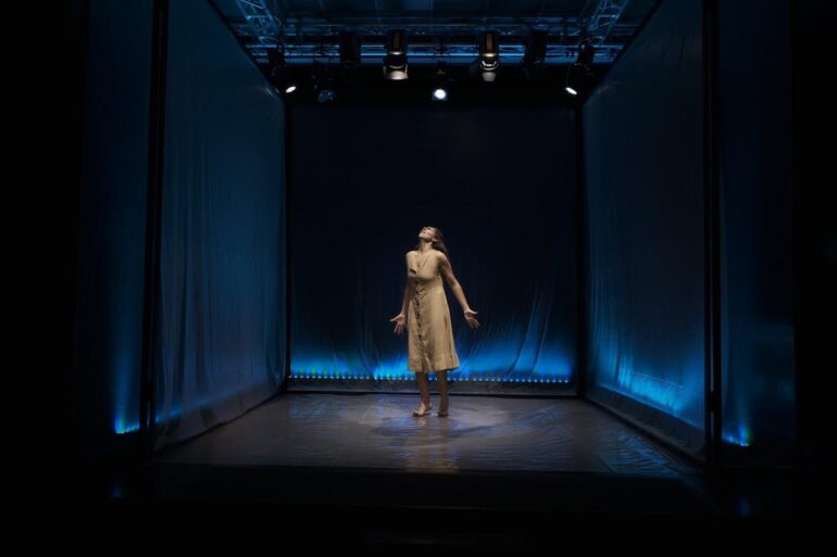 La stagione teatrale Nest Napoli Est Teatro 2024 si apre con ‘Lampedusa Beach’