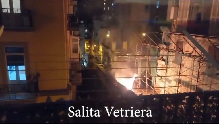 Napoli,  falò e petardi tra Chiaia e i Quartieri Spagnoli: già partiti i primi cippi di Sant’Antonio
