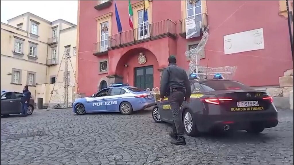 Soldi, alberghi, abiti, posti di lavori: la cricca di Pozzuoli e le mani sull’affare Rione Terra