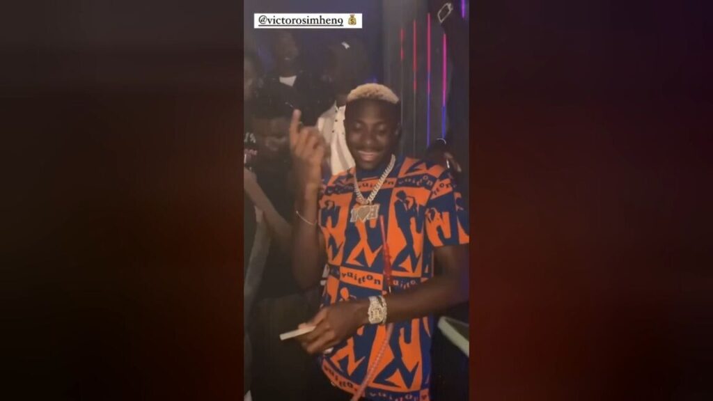 VIDEO  Osimhen festeggia il nuovo anno lanciando soldi